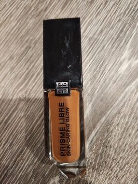 Givenchy Prisme Libre Skin-Caring Glow Liquid Foundation 6w420